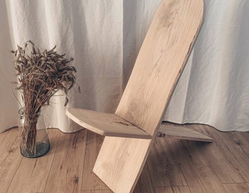 Fauteuil en bois clair facon chaise africaine en bois brut et bois naturel11