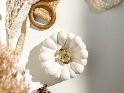 coupelle-bijoux-forme-organique-beton-blanc-mazeul-decoration1